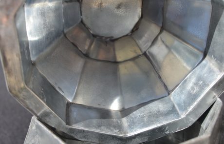 Oeuf fait main en zinc - intérieur