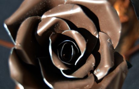 Rose faite main en zinc - zoom dessus