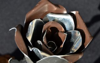 composition florale fait main en zinc, cuivre et bois - rose