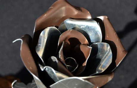 composition florale fait main en zinc, cuivre et bois - rose