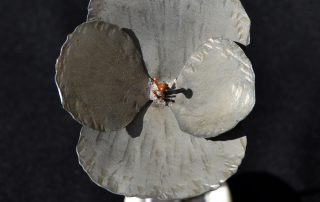 Fleur fait main en zinc - haut