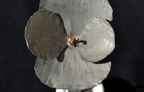 Fleur fait main en zinc - haut