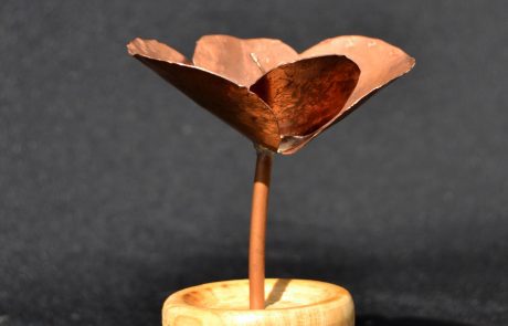 Petite fleur fait main en cuivre - côté