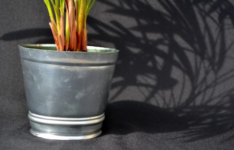 Pot de fleur en zinc fait main - fond noir