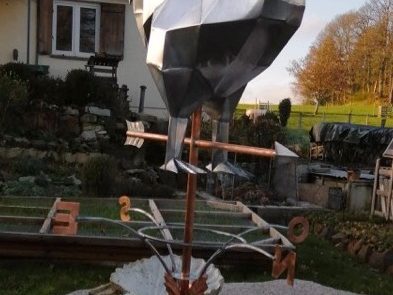 Girouette en volume d'un coq (de côté gauche, en extérieur)