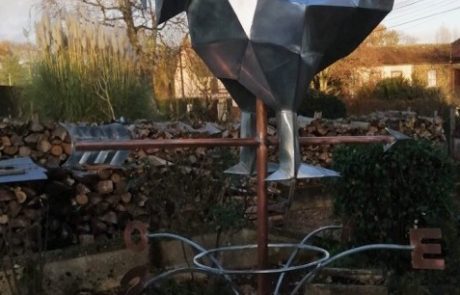 Girouette en volume d'un coq (de côté gauche, en extérieur)