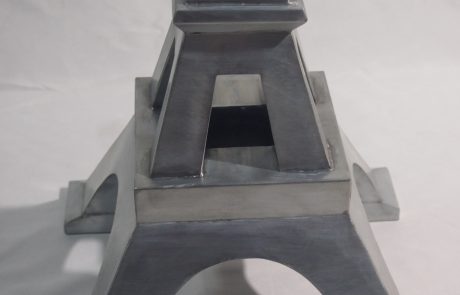 Sculpture tour Eiffel en zinc - bas