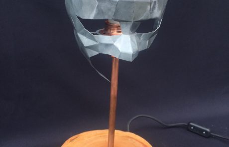 Masque luminaire fait main en zinc - côté