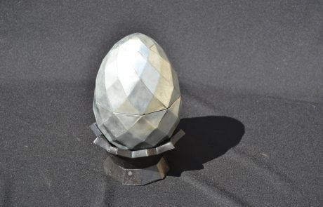 Oeuf fait main en zinc - fond noir