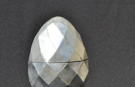 Oeuf fait main en zinc - côté