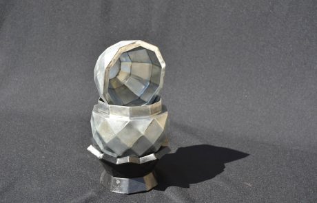 Oeuf fait main en zinc - ouvert