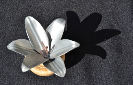 Petite fleur fait main en zinc - haut