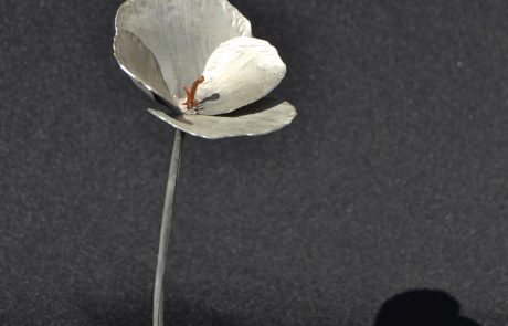 Fleur fait main en zinc - côté