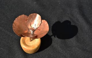 Petite fleur fait main en cuivre - haut