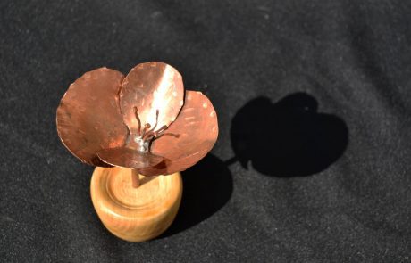 Petite fleur fait main en cuivre - haut